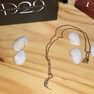 Luna Necklace Diciembre veintinueve